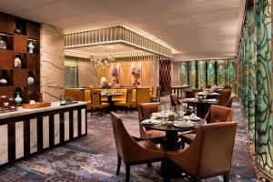 成都成都茂业JW万豪酒店的一间带桌椅的餐厅和一间酒吧