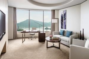 Shunde顺德美的万豪酒店的客厅配有沙发和桌子