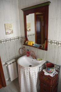 阿尔戈尼奥斯Chalet en urbanización con piscina的一间带水槽和镜子的浴室