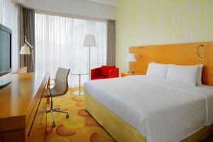 布达佩斯布达佩斯市中心万豪庭院酒店的酒店客房设有一张大床和一张书桌。