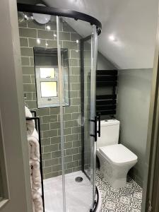 哈罗盖特谢尔伯恩之家酒店的带淋浴和卫生间的浴室