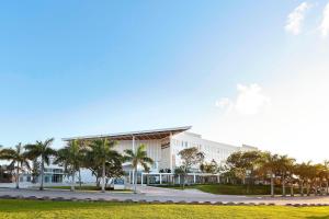 坎昆Fairfield Inn & Suites by Marriott Cancun Airport的一座棕榈树建筑
