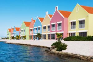 克拉伦代克Courtyard by Marriott Bonaire Dive Resort的水边一排五颜六色的房子