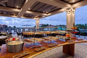 克拉伦代克Courtyard by Marriott Bonaire Dive Resort的露台上的餐桌上供应的自助餐