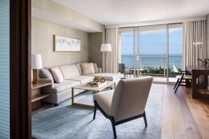 檀香山威基基海滩丽思卡尔顿公寓式酒店的客厅配有沙发和桌子