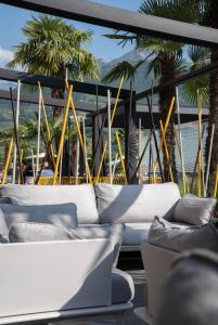 加尔达湖滨鲁迪酒店的棕榈树阳台的一组沙发