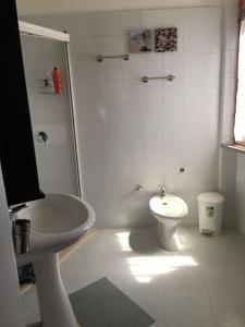 卡斯蒂利翁切洛Appartamento Bellavista的白色的浴室设有卫生间和水槽。