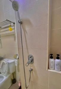 马六甲Alantis Residence/CityArea/4-6Pax/Jonker/JHomestay的带淋浴喷头的浴室