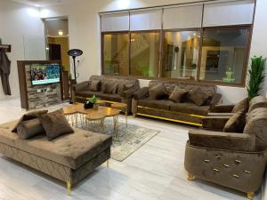 阿尔阿尔شاليه رست نايت - عرعر的带沙发和桌子的大客厅