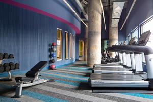 达拉斯雅乐轩达拉斯市中心酒店的健身房,配有各种跑步机和机器