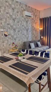 马六甲Alantis Residence/CityArea/4-6Pax/Jonker/JHomestay的一张大床,位于一个配有沙发的房间