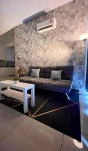 马六甲Alantis Residence/CityArea/4-6Pax/Jonker/JHomestay的客厅配有沙发和桌子