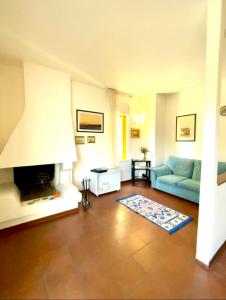 莱乌卡Dimora dei pini的客厅设有蓝色的沙发和壁炉