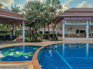 拉威海滩Rawai Grand House -SHA Plus的度假村前的游泳池