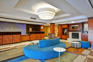 富尔顿戴尔伯明翰富尔顿戴尔/I-66费尔菲尔德万豪套房酒店的大堂设有蓝色的沙发和桌子