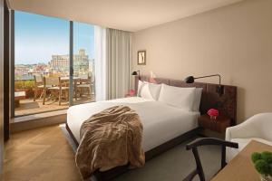 巴塞罗那巴塞罗那艾迪逊酒店的酒店客房设有一张床和一个大窗户