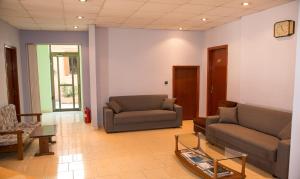里科索翁Petania Hotel & Apartments的客厅配有两张沙发和一张桌子