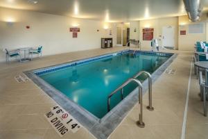 橡树溪TownePlace Suites by Marriott Milwaukee Oak Creek的大楼内的大型游泳池