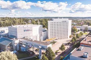 坦佩雷Courtyard Tampere City的城市高楼高空景观