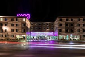 卡萨诺韦米兰马尔彭萨机场慕奇夕酒店的前面有 ⁇ 虹灯标志的建筑