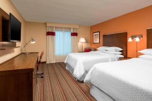 本顿维尔福朋本顿维尔酒店的酒店客房设有两张床和一台平面电视。