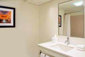本顿维尔福朋本顿维尔酒店的一间带水槽和镜子的浴室
