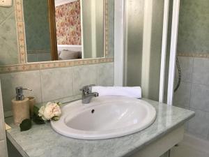 凯斯特海伊Villa Peonia的浴室设有白色水槽和镜子