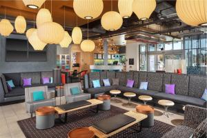 林夕昆高地雅乐轩巴尔的摩华盛顿国际机场酒店的带沙发、桌子和灯具的等候室