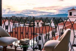 危地马拉AC Hotels by Marriott Guatemala City的市景阳台配有椅子