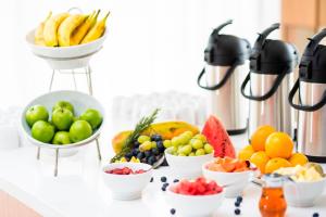 危地马拉AC Hotels by Marriott Guatemala City的桌上放着一碗水果和蔬菜