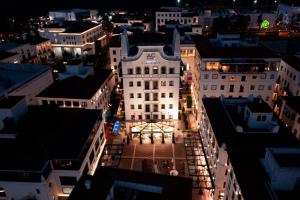 危地马拉AC Hotels by Marriott Guatemala City的夜晚白色建筑的顶部景色