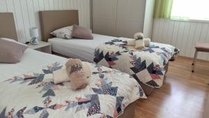 马鲁希奇Villa Silvana Brown的一间卧室配有两张床,并备有两只泰迪熊