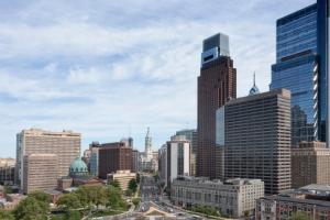 费城Sheraton Philadelphia Downtown的享有城市天际线和高楼的景色
