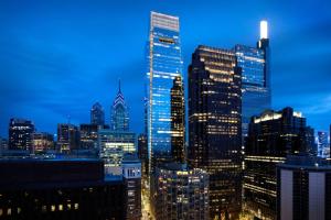 费城Sheraton Philadelphia Downtown的享有城市天际线的美景。