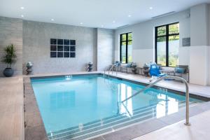 沃尔瑟姆Residence Inn by Marriott Boston Waltham的大楼内一个蓝色的大型游泳池