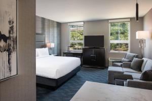 沃尔瑟姆Residence Inn by Marriott Boston Waltham的酒店客房设有床和客厅。