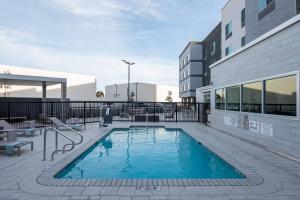 洛斯阿拉米托斯Fairfield by Marriott Inn & Suites Anaheim Los Alamitos的大楼前的游泳池