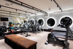 迭戈姆Residence Inn by Marriott Brussels Airport的健身房设有数台跑步机和有氧运动器材