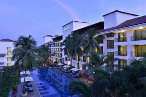 安君纳Fairfield by Marriott Goa Anjuna的享有棕榈树和游泳池的酒店顶部景色