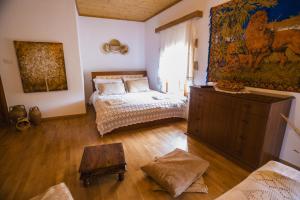科帕罗Villa Porta Qeparo的一间卧室配有一张床和一个梳妆台