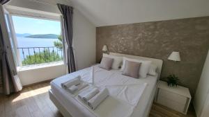 科尔丘拉Old Town Sea Front M&M Apartment Korčula的卧室配有白色的床和大窗户
