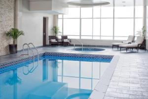 劳雷尔山桂冠山威斯汀酒店的游泳池位于酒店客房内,配有桌椅