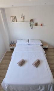 巴塞罗那Habitación confortable para parejas (1)的一张带两个枕头的大白色床
