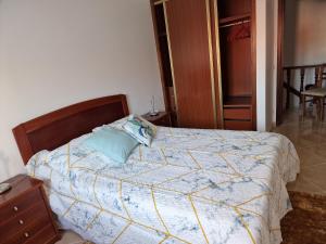 Alqueidão da SerraChez Gilbert-Alojamento Local的一间卧室配有一张带蓝色枕头的床