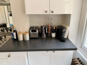 伦敦Lovely newly refurbished apartment in Battersea的厨房柜台配有咖啡壶和搅拌机