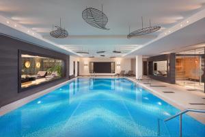瓦伦西亚瓦伦西亚威斯丁酒店的在酒店房间的一个大型游泳池