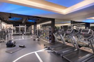 瓦伦西亚瓦伦西亚威斯丁酒店的一间健身房,里面设有数个跑步机和椭圆机