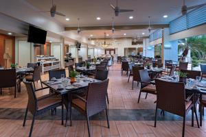 圣萨尔瓦多圣萨尔瓦多喜来登总统酒店的餐厅内带桌椅的用餐室
