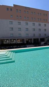 奥尔比亚福尤酒店的酒店前方的大型游泳池