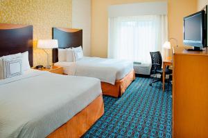 圣安东尼奥圣安东尼奥海洋世界/韦斯托弗山万豪费尔菲尔套房客栈的酒店客房设有两张床和一台平面电视。